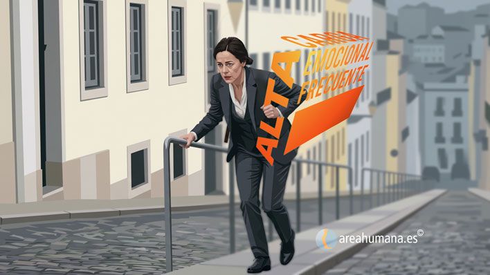 Una ilustración estilizada de una mujer con traje de negocios escalando una empinada calle adoquinada de una ciudad, agarrándose a un pasamanos de metal para apoyarse. Large, angled white text inside a dynamic orange box states: "ALTA CARGA EMOCIONAL FRECUENTE". Un logotipo con la silueta de un hombre dentro de un círculo y el sitio web "areahumana.es" son visibles en la parte inferior derecha. Esta imagen es una metáfora visual de la exigencia física y emocional de una alta carga emocional constante